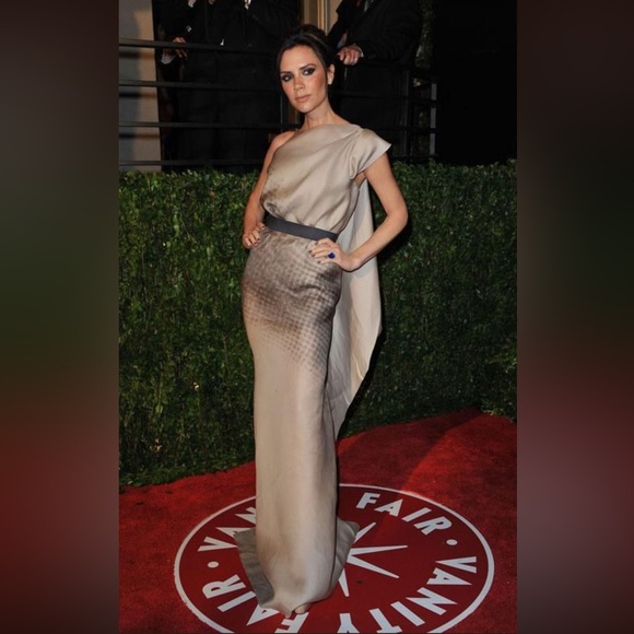Victoria Beckham Asymmetric silk-gazar gown ($2,730) - Picture 7 of 17
